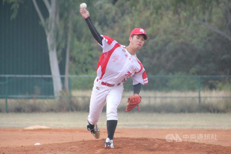 高中木棒聯賽第2階段8日開打,普門中學遇上5連勝晉級的東大體中,不過靠著陳政貴(圖)完投7局封鎖,僅被敲1支安打,普門打完7局就以9比0提前拿下勝利。(學生棒球聯盟提供)中央社記者楊啟芳傳真 110年1月8日