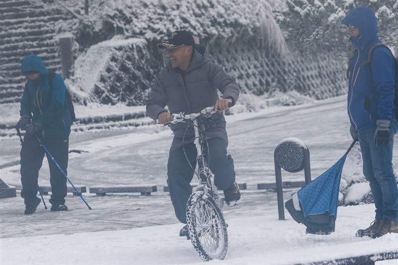寒流來襲,海拔約1900公尺高的太平山國家森林遊樂區7日晚間降雪,8日清晨積雪變厚,遊客在雪地中開心地騎腳踏車。中央社記者吳家昇攝 110年1月8日