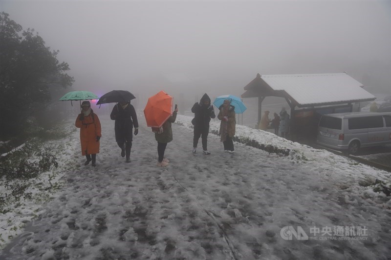 寒流發威,各地高山出現降雪,許多民眾8日不畏寒冷上陽明山二子坪追雪,幸運觀賞到美景的民眾開心合影,希望留下美好回憶。中央社記者徐肇昌攝 110年1月8日