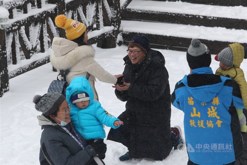 寒流發威,海拔約1900公尺高的太平山國家森林遊樂區8日下雪,一對戀人上山賞雪,男方在浪漫的雪景中求婚成功。中央社記者王騰毅攝 110年1月8日
