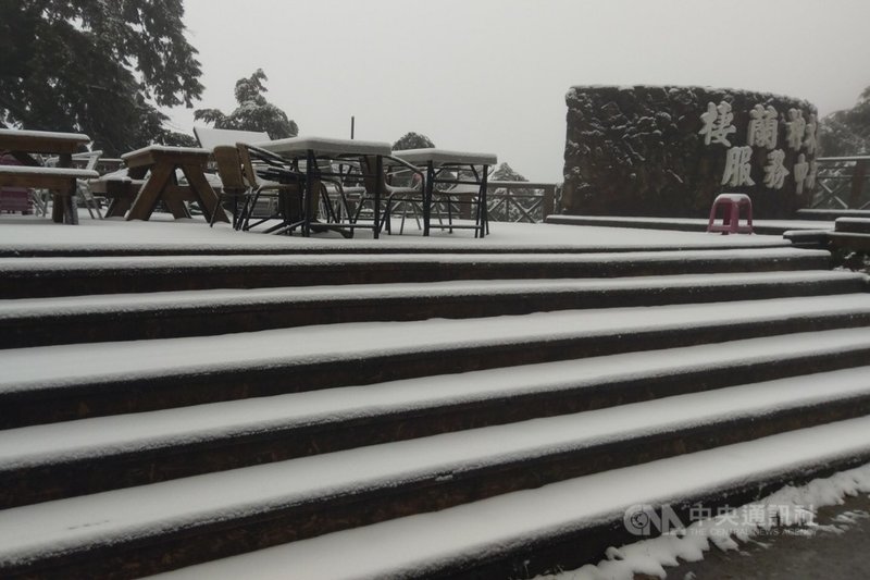 寒流來襲,海拔約1470公尺的宜蘭縣大同鄉棲蘭神木園區8日下雪,積雪至少3公分。(力麗馬告生態園區提供)中央社記者沈如峰宜蘭縣傳真 110年1月8日