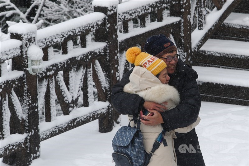 海拔約1900公尺高的太平山國家森林遊樂區8日下雪,一對戀人上山賞雪,男方向女方求婚成功,兩人在浪漫的雪景中開心相擁。中央社記者王騰毅攝 110年1月8日