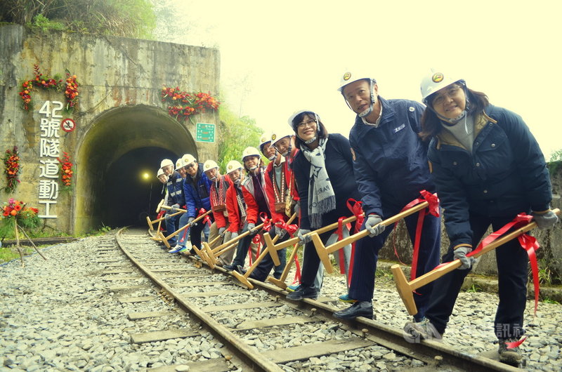 阿里山林業鐵路42號隧道8日舉行復建工程動工典禮,林務局副局長林澔貞(右1)、嘉義縣長翁章梁(右2)、立委王美惠(右3)及林鐵與文資處長黃妙修(右6)等人,手拿金鐵鎚敲下象徵保護林鐵安全的「道釘」,祝福工程「鐵釘成功」。中央社記者蔡智明攝 110年1月8日