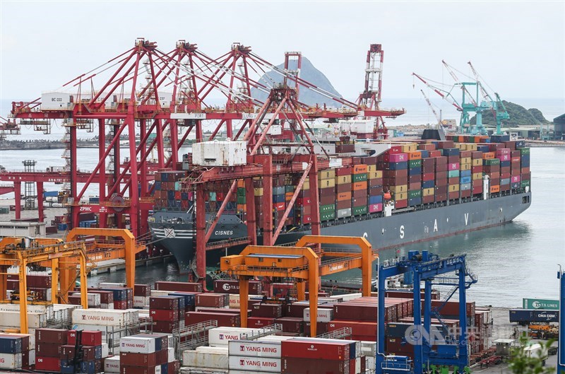 財政部8日公布2020年12月出口330億美元,年增12%,連六紅。(中央社檔案照片)