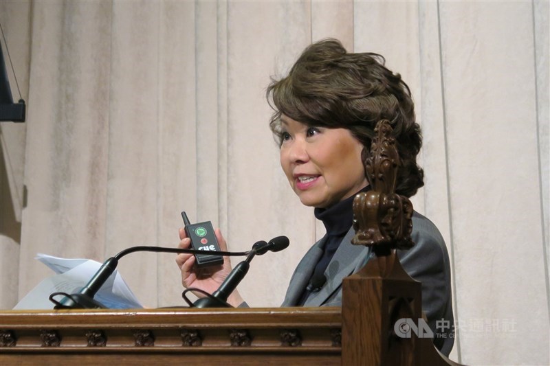 美國運輸部長趙小蘭(圖)在總統川普支持者闖入國會大廈隔天請辭,她表示,群眾攻擊事件「深深困擾著我」。(中央社檔案照片)