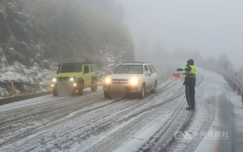 寒流發威,合歡山8日凌晨降下入冬初雪,因路面結冰,車輛打滑、拋錨事故頻傳,警方呼籲民眾選擇四輪傳動車輛、加掛雪鏈再上山。(新城警分局提供)中央社記者張祈傳真 110年1月8日