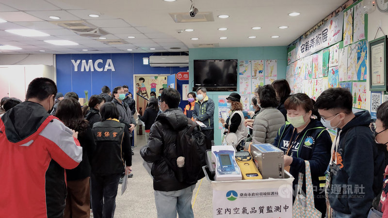 台南市北區YMCA公園會館游泳池發生一氧化碳中毒事件,市長黃偉哲8日責成教育局邀集消防、工務、衛生、勞工、經發及消保官等共11個相關局處現場會勘,針對YMCA整體設備及人員管理進行稽查,並整合跨局處意見,針對未來全市各泳池安檢提出具體建議,防堵類似公安意外再發生。(台南市政府提供)中央社 110年1月8日