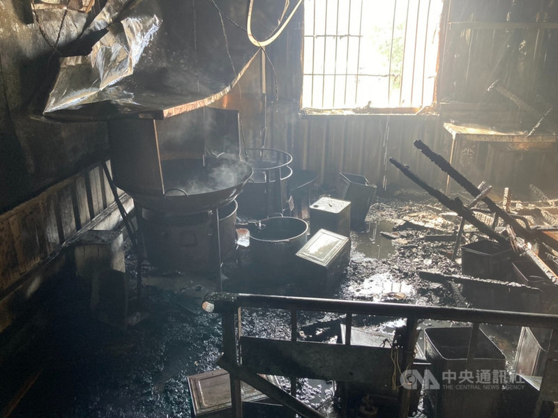 台中市南區忠孝路一家火鍋店9日中午發生火警,消防局獲報立即到場搶救,消防人員表示,火警為火鍋店煮食引起油鍋起火。(民眾提供)中央社記者蘇木春傳真 110年1月9日