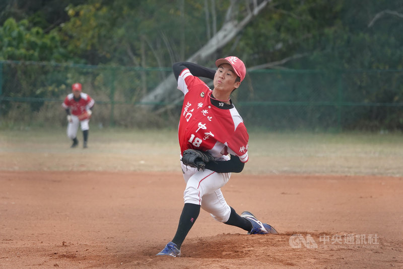 109學年度高中木棒聯賽第二階段賽程持續,普門中學9 日由高三投手李承鴻先發,5.2局無責失分,率隊以8比4擊敗花蓮體中拿勝,晉級16強。中央社記者謝靜雯攝 110年1月9日