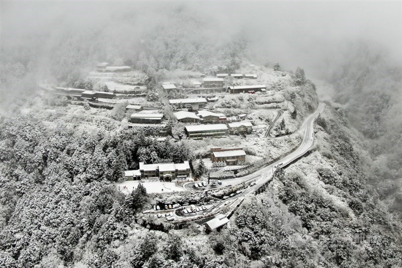 寒流襲台,8日太平山國家森林遊樂區下雪,太平山莊建築在白雪覆蓋下,成了一座雪中山城。中央社記者王騰毅攝 110年1月8日