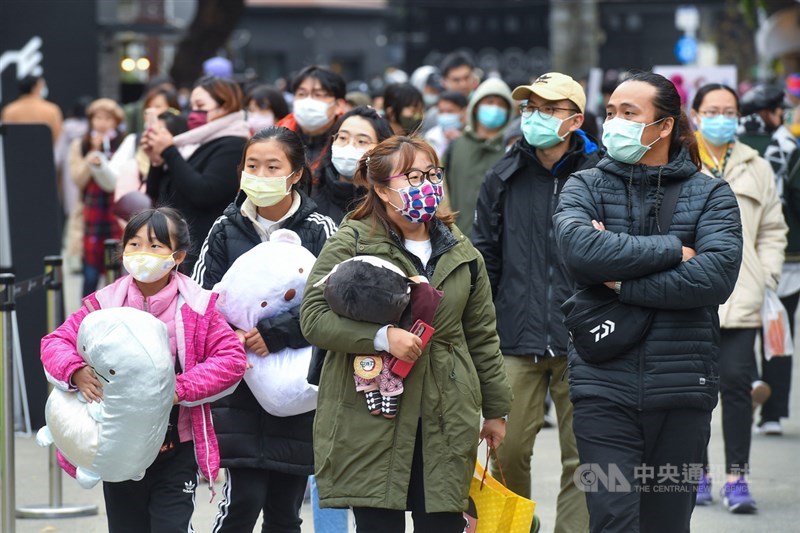 寒流持續影響,氣溫偏低,中央氣象局9日持續針對20縣市發出低溫特報,台北市區降雨明顯趨緩,不少民眾穿起厚外套出遊。中央社記者鄭清元攝 110年1月9日