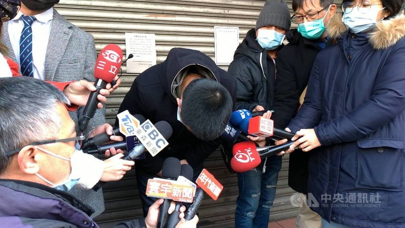 一名女外送員日前到台中市富王鴨肉專賣店取餐，因出餐與王姓男店員爭執，遭怒罵不雅字眼且恐嚇毆打，女外送員提告。王男（中）9日出面鞠躬道歉。中央社記者蘇木春攝　110年1月9日