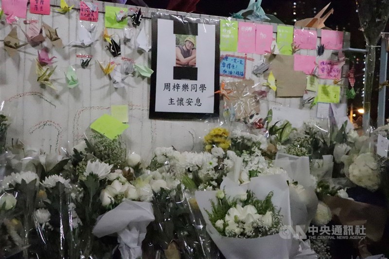 曾參與反送中的香港科技大學學生周梓樂2019年1在將軍澳尚德停車場墜樓身亡。綜合港媒報導,經死因裁判法庭研訊,陪審團2021年1月9日以4比1裁定「死因存疑」。圖為香港市民在事發地將軍澳尚德村停車場設立臨時靈台悼念他。(中央社檔案照片)