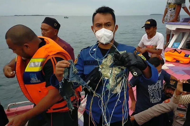 印尼一架三佛齊航空班機9日下午起飛後失聯,地方官員指出,飛機在雅加達北部的外海墜落爆炸。圖為被漁民撈起的疑似機尾殘骸。(安塔拉通訊社)