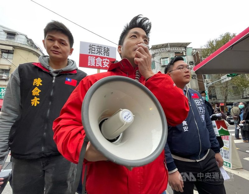 國民黨立委蔣萬安（中）9日到台北市草埔市場外參加國民黨所提出的食安、公投綁大選公投案連署活動，邀請民眾加入連署。中央社記者王飛華攝　110年1月9日