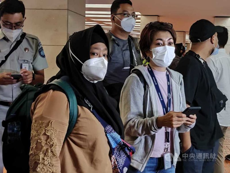 印尼三佛齊航空9日疑失事,機上有12名機組員。部分機組員的家屬10日在雅加達機場等候搜救的消息。中央社記者石秀娟雅加達攝 110年1月10日
