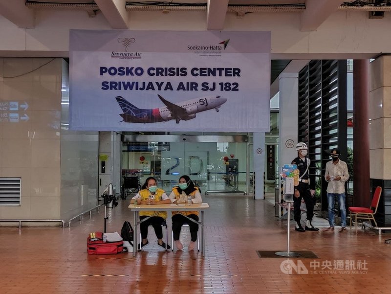 印尼一架班機9日疑似失事墜海,造成數十個家庭破碎,印尼當局在雅加達蘇卡諾哈達機場設置處理中心,供家屬等候消息。中央社記者石秀娟雅加達攝 110年1月10日