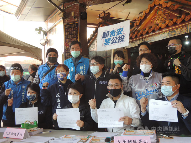國民黨9日起發動雙公投連署行動,10日在台中市東區建國市場設置連署點,國民黨主席江啟臣(前右2)及台中市長盧秀燕(前右3)合體一起簽署連署書。中央社記者郝雪卿攝 110年1月10日