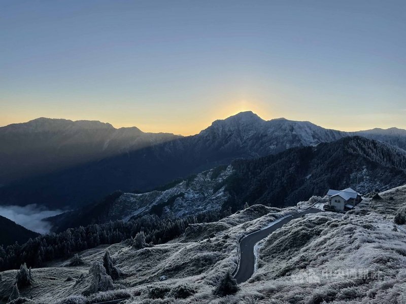 合歡山區10日放晴,藍天襯托雪景更顯美麗,吸引追雪族上山。圖為合歡山區10日日出景觀。(民眾提供)中央社記者蕭博陽南投傳真 110年1月10日