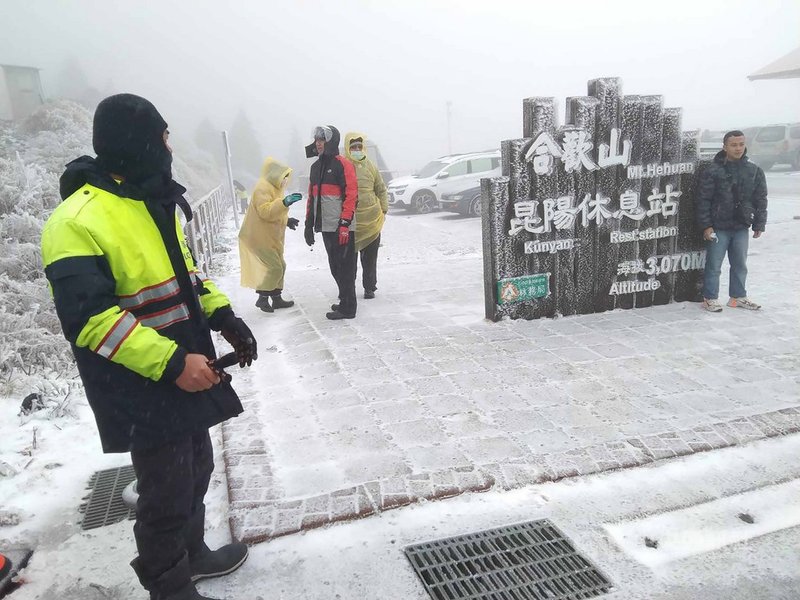 合歡山10日白天雖未降雪,但樹梢及山壁仍有殘雪結冰,許多民眾上山追雪,昆陽、武嶺、合歡山莊等停車場一早就客滿,台14甲線昆陽到武嶺路段部分擁塞,仁愛警分局派員疏導。(仁愛分局提供)中央社記者蕭博陽南投傳真 110年1月10日
