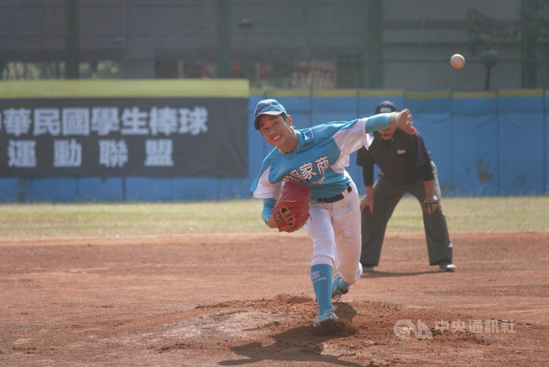 109學年度高中木棒聯賽第二階段賽事,穀保家商10日與成德高中交手,穀保王牌投手林昱珉(前)、潘文輝聯手,率隊以4比2擊敗成德高中,以分組第一晉16強。中央社記者謝靜雯攝 110年1月10日