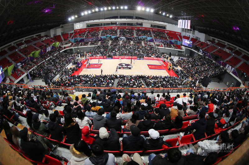台灣職業籃球聯盟P. LEAGUE+(PLG)9日起一連兩天在新竹縣立體育館進行賽事,主場的新竹街口攻城獅隊打造「童趣風」主題日「小獅童樂會」,10日吸引6377名球迷進場,為支持的球隊、選手加油打氣。中央社記者張新偉攝 110年1月10日