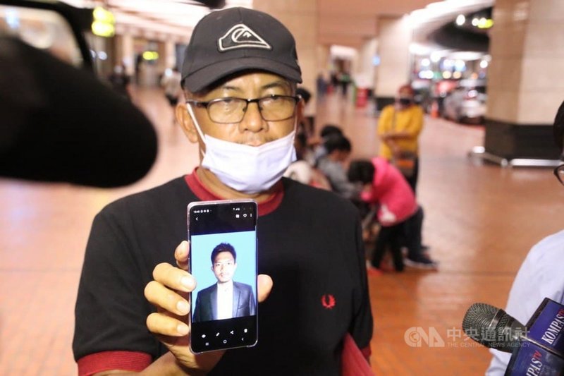 印尼當局安排空難罹難者家屬在雅加達機場等候消息,家住南蘇門答臘省的印尼民眾蘇以特諾10日接受媒體訪問說已失去兒子。中央社記者石秀娟雅加達攝 110年1月10日