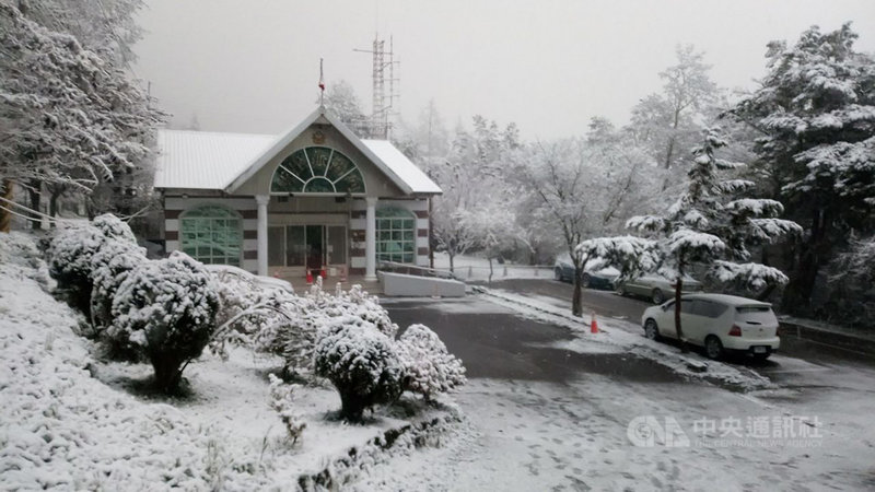 台東向陽山區10日清晨下雪,向陽派出所覆蓋在白靄靄雪中,宛如明信片風景一般漂亮。(關山警分局提供)中央社記者李先鳳傳真 110年1月10日