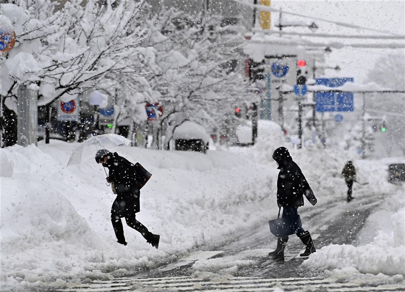 日本北陸高速公路逾千輛車受困大雪自衛隊出動 國際 中央社cna