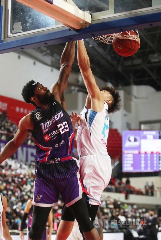 台灣職業籃球聯盟P. LEAGUE+(PLG)新竹街口攻城獅隊10日在新竹縣立體育館以98比105不敵台北富邦勇士隊,攻城獅洋將狠投(LaDontae Henton)(左)拿下27分、8籃板。中央社記者張新偉攝 110年1月10日