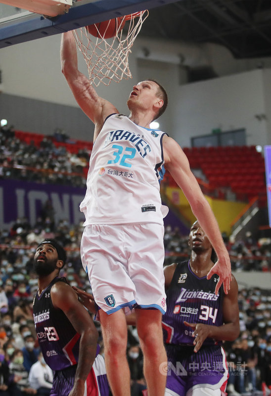 台灣職籃聯盟P. LEAGUE+(PLG)台北富邦勇士隊10日在新竹縣立體育館以105比98擊敗新竹街口攻城獅隊,洋將塞瑟夫(Ihor Zaytsev)貢獻20分、12籃板。中央社記者張新偉攝 110年1月10日