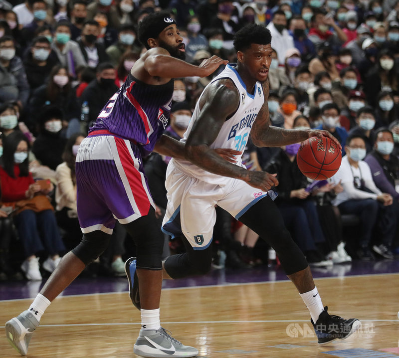 台灣職籃聯盟P. LEAGUE+(PLG)台北富邦勇士隊10日在新竹縣立體育館以105比98擊敗新竹街口攻城獅隊,洋將賈西亞(Charles Garcia)(右)拿下全隊最高的23分、14籃板。中央社記者張新偉攝 110年1月10日