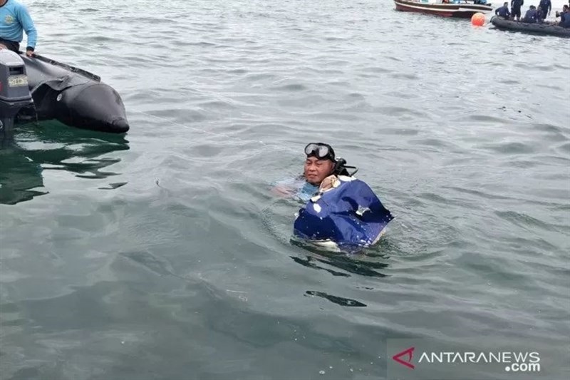 印尼三佛齊航空一架班機10日從雅加達起飛後與塔台失聯,據信墜落雅加達北部外海,搜救人員繼尋獲人體殘骸後,繼續打撈到部分機身、救生衣等殘骸。(安塔拉通訊社)