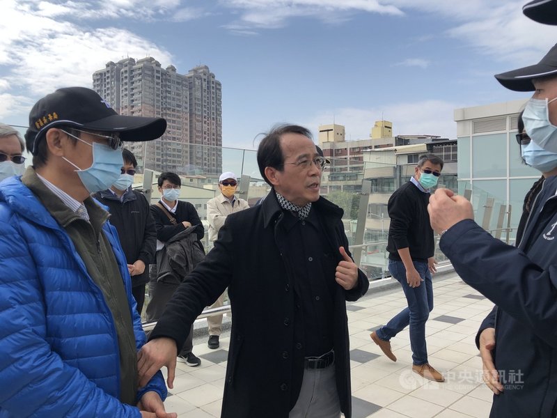 高雄輕軌大南環段將通車,高雄市副市長林欽榮(中)11日視察通車前整備工作。他表示,大南環段通車後,有信心1年後運量成長2/3。中央社記者侯文婷攝 110年1月11日