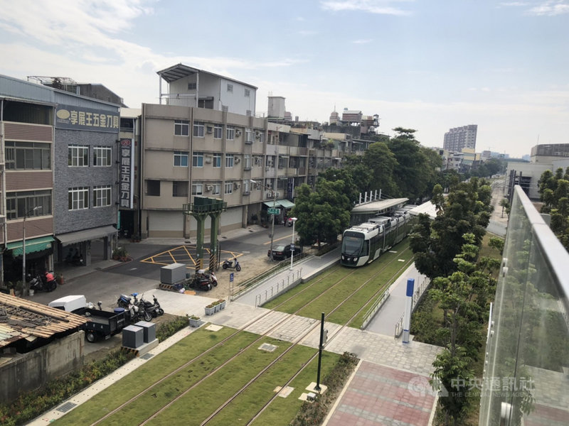 高雄市副市長林欽榮11日視察高雄輕軌C37輕軌機廠站,並確認大南環段通車前各項整備工作進度。他表示,輕軌車站的設計延續高雄鮮明的都市特性,創造屬於高雄的都市空間新場域,讓生態、綠色、永續發展。中央社記者侯文婷攝 110年1月11日