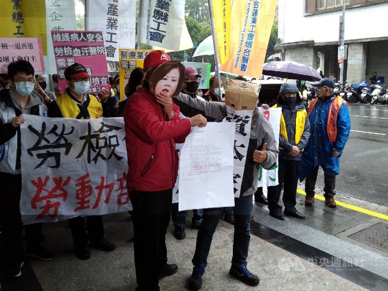 近30個工會團體11日聯合舉辦「勞檢制度一退再退 勞動部勿當資方打手」記者會,並上演行動劇,批評勞動部長許銘春向資方靠攏,勞檢制度再退步。中央社記者張雄風攝 110年1月11日