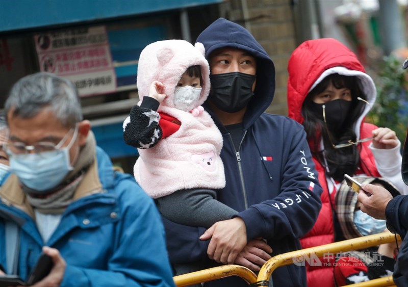 台灣今年冬季明顯偏冷,有接連3波寒流來襲,民眾出門大都層層包裹,做好保暖。(中央社檔案照片)
