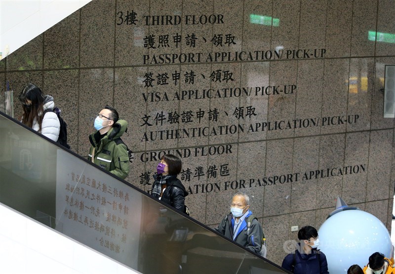 為提升護照封面的「台灣」辨識度,立法院109年決議並經外交部報請行政院核定調整設計,放大封面上的TAIWAN字樣。11日是新版護照發行首日,民眾排隊前往申辦。中央社記者郭日曉攝 110年1月11日