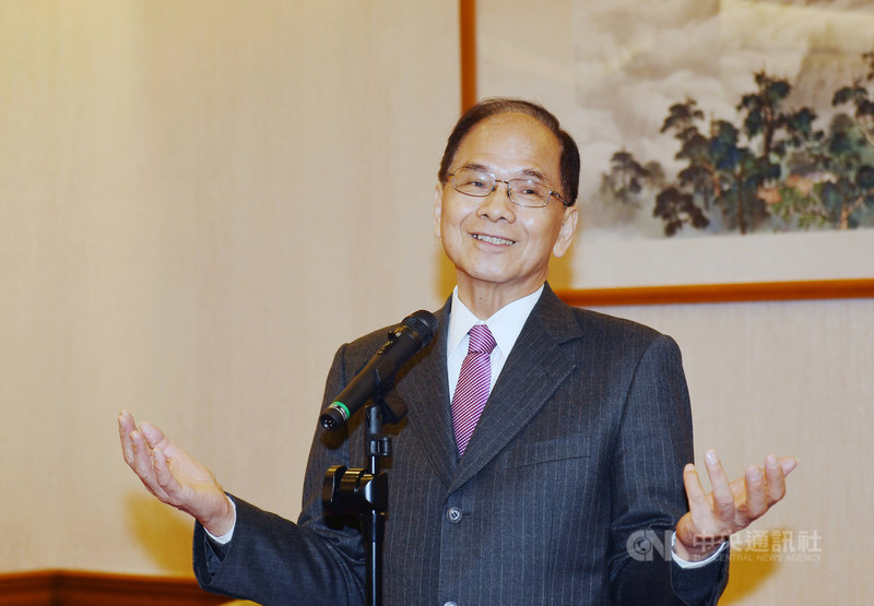 立法院長游錫堃（圖）11日在立法院與台灣各地詩社台語漢詩吟唱教學老師座談餐敘，致詞時特別吟唱2首台語漢詩。中央社記者施宗暉攝  110年1月11日