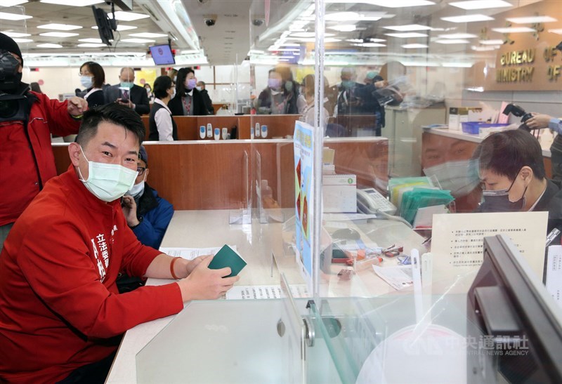 台灣基進立委陳柏惟(前左)特別在新版護照發行首日上午,前往外交部領事事務局申換新護照。中央社記者郭日曉攝 110年1月11日