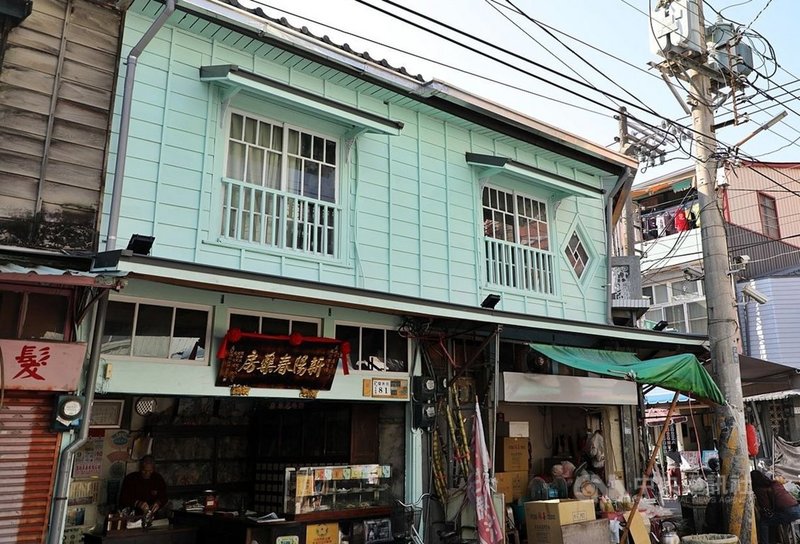 嘉義市新陽春藥房為百年歷史老屋,經嘉義市文化局「老屋卸妝」計畫修繕後,再現昔日風采,成為街區新亮點。(嘉義市文化局提供)中央社記者黃國芳傳真 110年1月11日