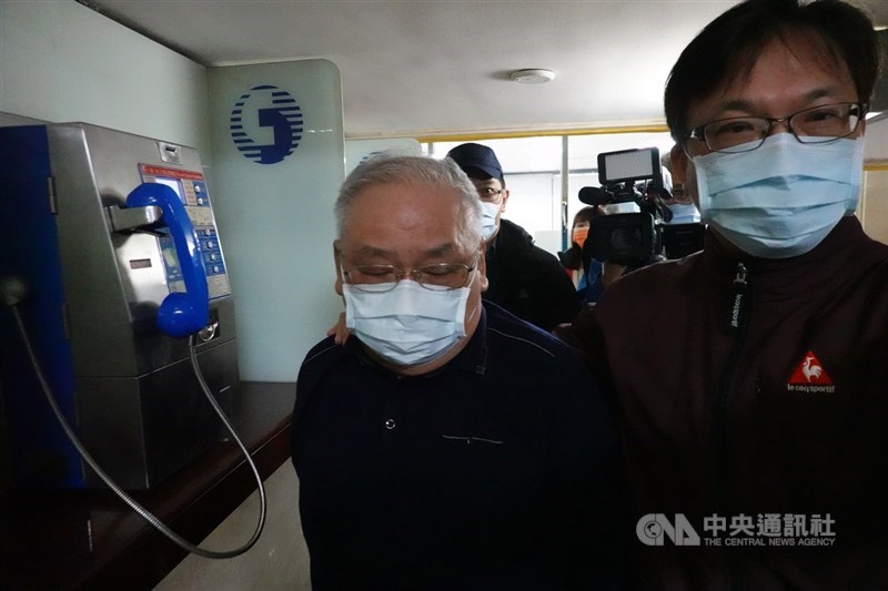 錢櫃林森店大火造成6人死亡,北檢依過失致死等罪起訴練台生(前左)等人,台北地院去年12月17日裁定練台生限制出境8個月。練抗告說有與家屬、傷者達成和解,高院日前駁回抗告確定。(中央社檔案照片)