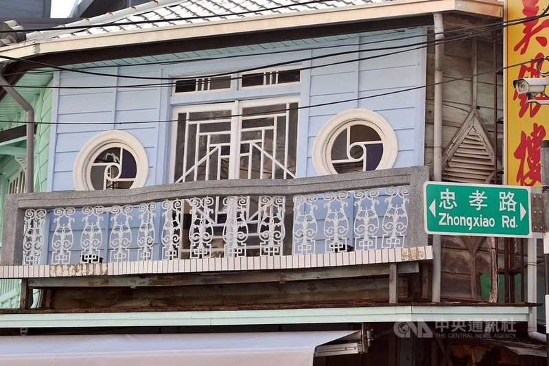 嘉義市忠孝路一棟日式街屋為百年歷史老屋,前身是頂級酒家兼旅館,經嘉義市文化局「老屋卸妝」計畫修繕後,再現昔日輝煌歲月風采。(嘉義市文化局提供)中央社記者黃國芳傳真 110年1月11日