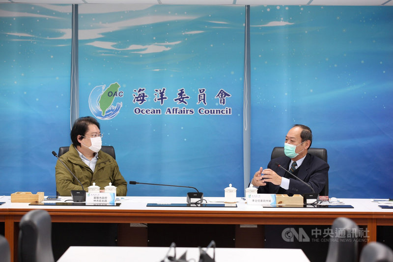 基隆市長林右昌(左)11日率市府團隊南下高雄,拜會海洋委員會主任委員李仲威(右),雙方除針對業務合作事項討論外,市府也向海委會爭取在基隆設置「海洋科研創新基地」等計畫。(基隆市政府提供)中央社記者王朝鈺傳真 110年1月11日