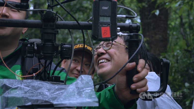 年過70的香港名導許鞍華(右),從影超過40年,是香港電影金像獎最佳導演紀錄保持者和全球首位獲威尼斯影展終身成就獎的女導演。(傳影互動提供)中央社記者葉冠吟傳真 110年1月11日