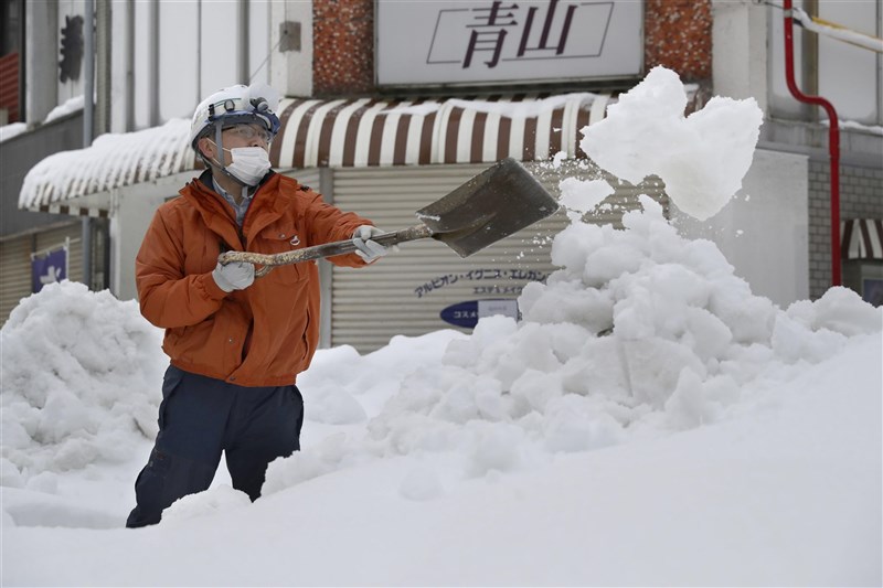 日本新潟、北陸等地從7日起連續下大雪,各地積雪高達往年的2倍至3倍以上。圖為福井民眾除雪。(共同社)