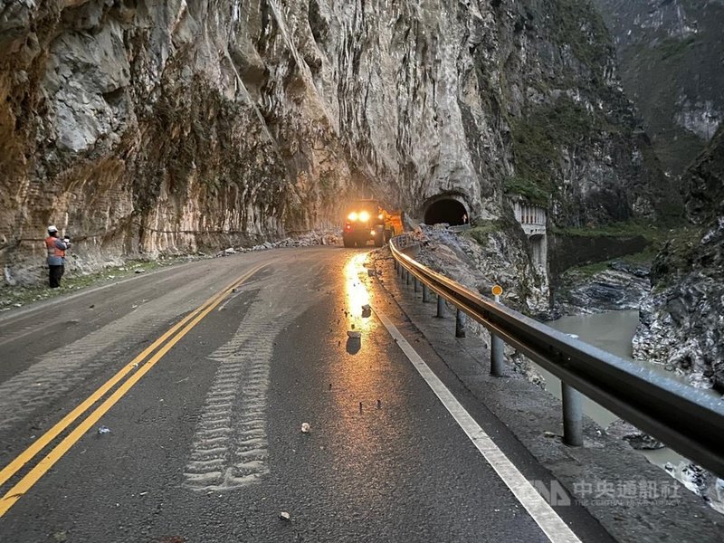中橫公路台8線174.92公里處(錐麓隧道東口附近)12日清晨5時許,上邊坡突崩落大小塊石,造成道路雙向阻斷,公路單位雙向管制交通,緊急搶修中。(中橫路況交通資訊站提供提供)中央社記者李先鳳傳真 110年1月12日