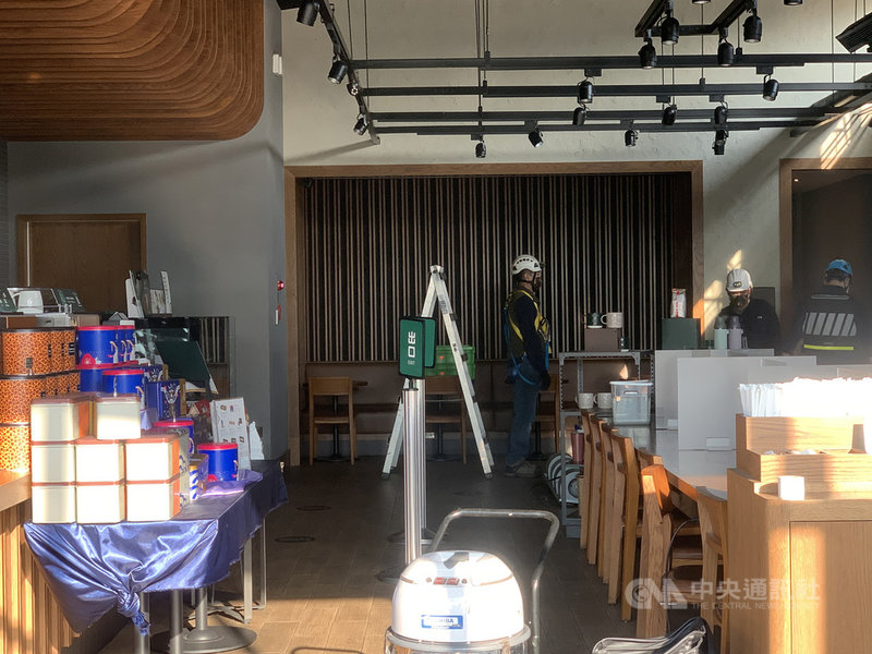 北部某醫院醫師確診武漢肺炎,該醫師曾前往的星巴克桃園國際門市,12日張貼暫停營業公告,說明內部環境整理,將另行通知重新營業時間。圖為12日午後星巴克國際門市內有數名疑似工程人員。中央社記者葉臻攝 110年1月12日
