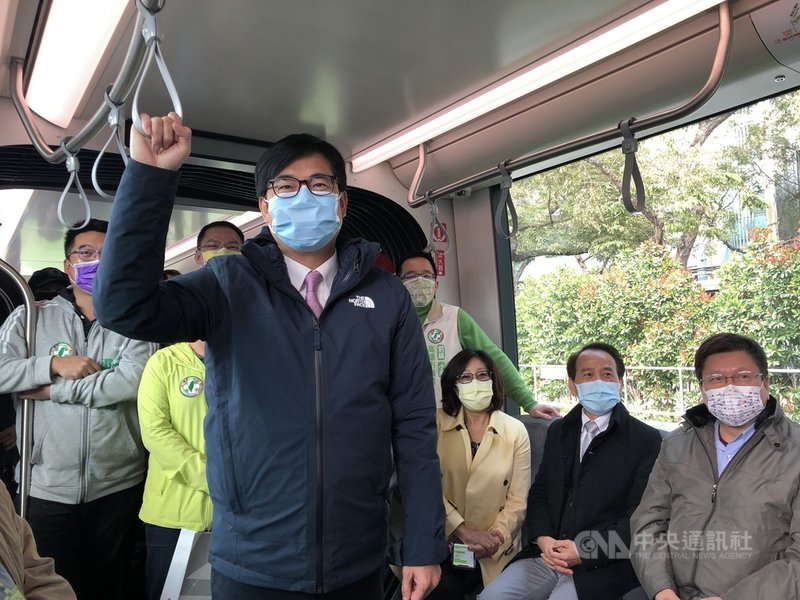 高雄輕軌大南環段12日通車,市長陳其邁(前中)表示,這代表高雄離輕軌成圓更邁進了一大步,歡迎民眾體驗後向市府提供意見,讓輕軌愈來愈好。中央社記者侯文婷攝 110年1月12日