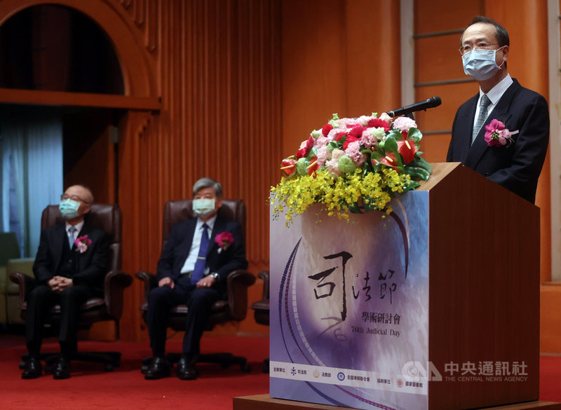 司法院長許宗力(右)12日出席「第76屆司法節學術研討會」致詞指出,法官如果因平日案件壓得疲累不堪,司改成果勢必打折,強化訴訟外紛爭解決機制,可疏減訟源。中央社記者鄭傑文攝 110年1月12日